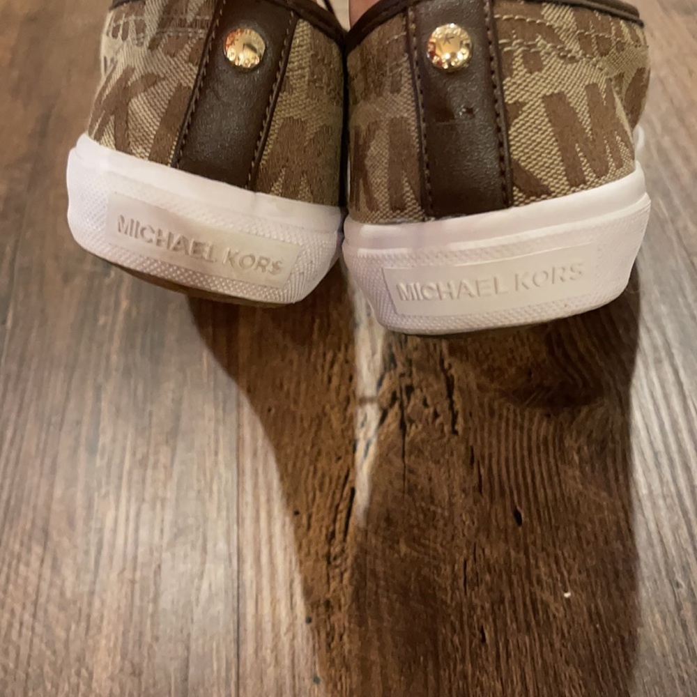 Michael kors tennis shoes gentle used! Size 7.5 - Picture 3 of 4